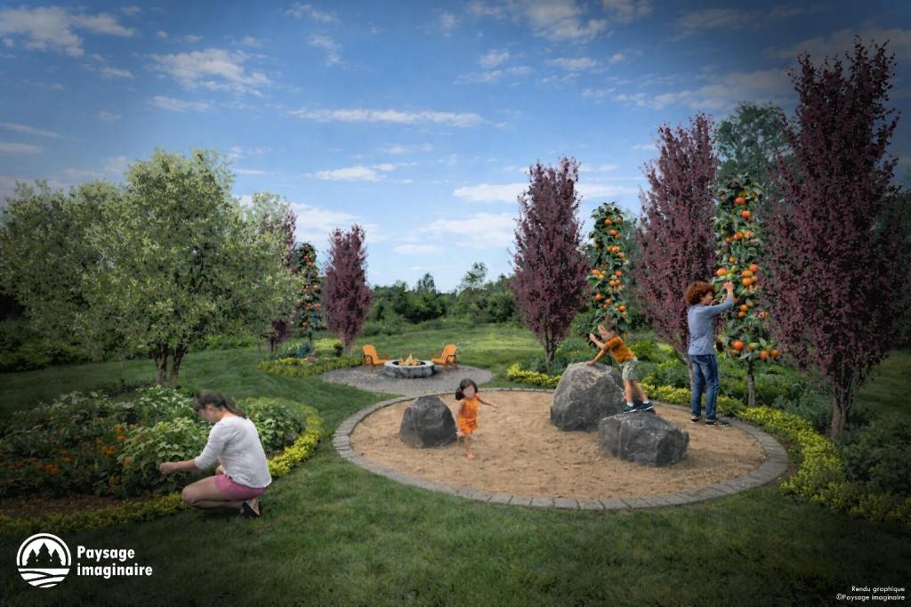 Aménagement paysager familial comprenant une aire de jeux circulaire en sable avec des rochers, où des enfants jouent et grimpent, entourée de platebandes végétalisées et d’arbres fruitiers chargés de pommes; à gauche, une personne entretient un jardin comestible; à l’arrière, un espace détente avec un foyer et des chaises Adirondack; pelouse verdoyante bien définie et ciel plutôt dégagé.